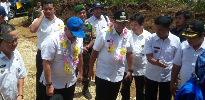 Bupati, Drs H Cek Endra dan Direktorat Irigasi dan Rawa Sumber Daya Air (SDA), Mochammad Mazid ST SP tiba di lokasi